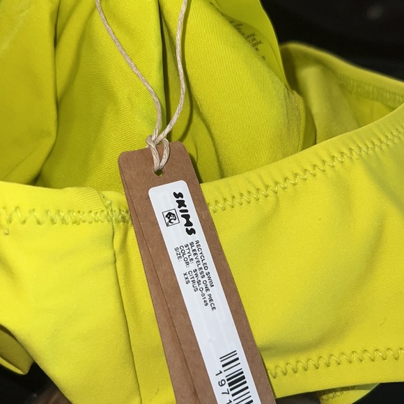 🌷🎉host pick SKIMS ZIP FRONT ONE PIECE SWIM IN CITRUS YELLOW - Picture 5 of 7